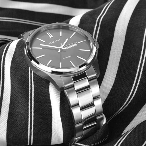 Classic Men’s Watch  –  Silver Case & Stainless Steel Bracelet with Black Dial 2